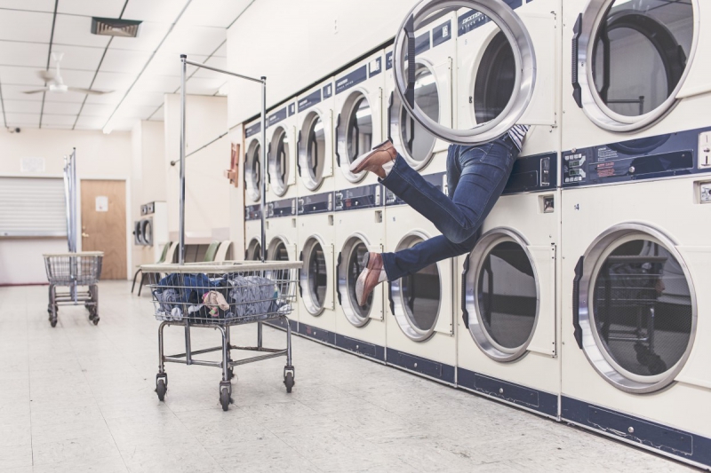 magasin-TENDE-min_laundry_washing_machines_housewife_household_laundry_shop_woman_funny_accident-946996